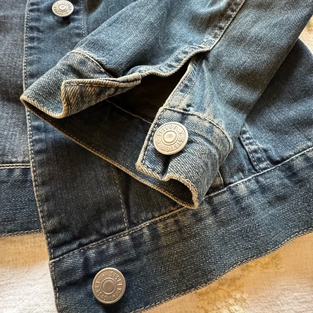 Sisley vintage Denim jacket. Small. Great condition. Very flattering Jean jacket - Picture 6 of 12